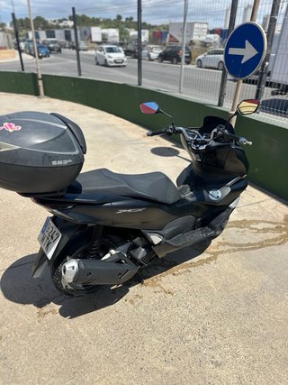Honda PCX 125 Scooter Negro con Baúl