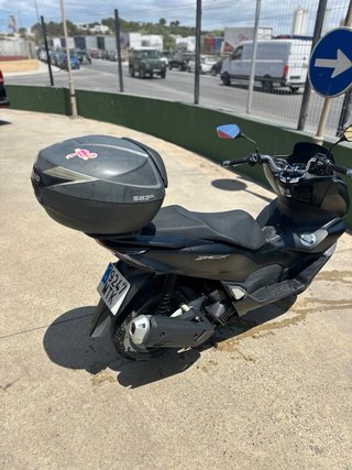 Honda PCX 125 Scooter Negro con Baúl