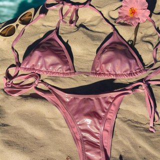 Bikini rosa brillante + gafas de sol o accesorio
