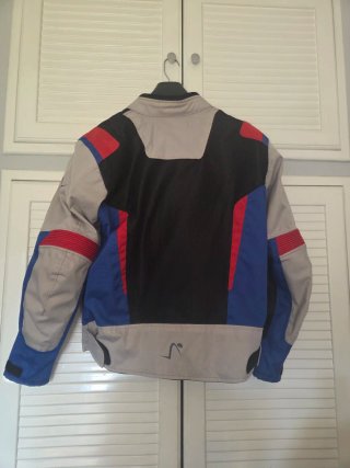 Chaqueta Moto Verano Out  y pantalón a conjunto