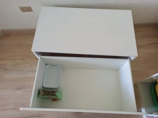 Banco blanco con cajón y almacenaje de Ikea.