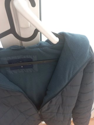 Chaqueta acolchada polar azul. Talla M.