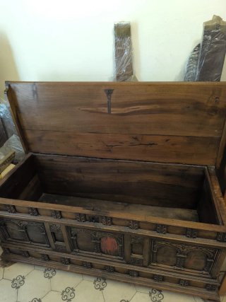 Cofre de novia antiguo de madera