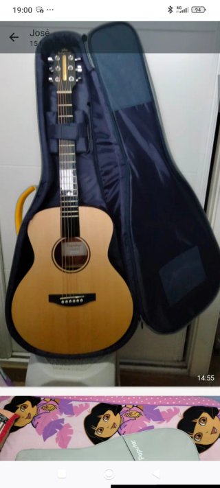 Guitarra acústica con marcadores