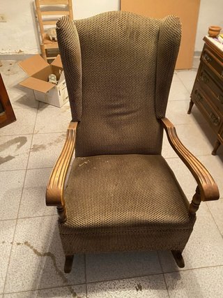 Mecedora antigua de tela y madera