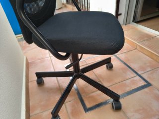 Silla de oficina negra con ruedas