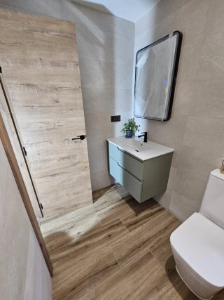 Instalación de puertas y suelo vinilico / parquet