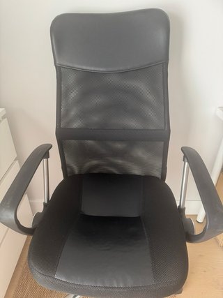 Silla de oficina negra y plateada