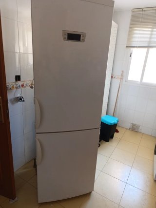 Frigorífico blanco con congelador