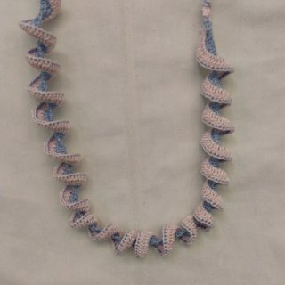 Collar espiral azul y rosa único para ti
