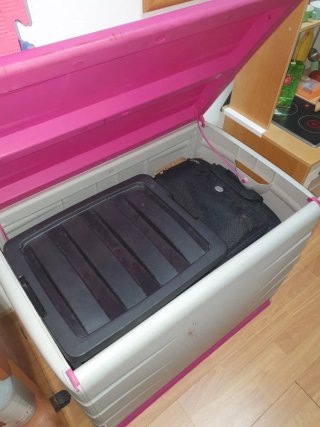 Baúl grande de resina gris y rosa