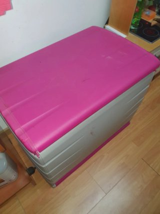 Baúl grande de resina gris y rosa