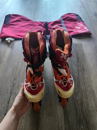 Pattini a rotelle Decathlon rosa e neri
