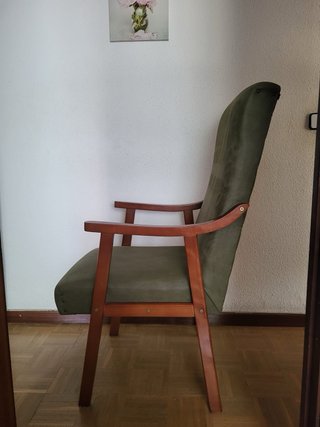 Sillón de tela y madera