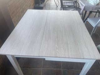 Mesa de cocina blanca con cajón