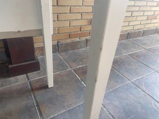 Mesa de cocina blanca con cajón