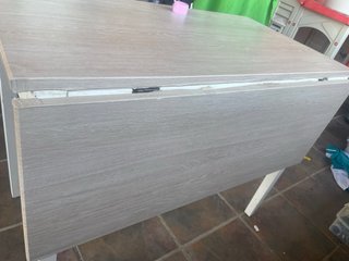Mesa de cocina blanca con cajón