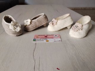 Patucos de bebé con tacón y flor