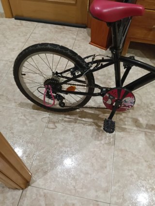 Bicicleta infantil negra y rosa