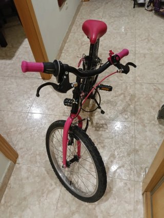 Bicicleta infantil negra y rosa