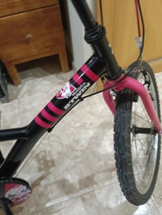 Bicicleta infantil negra y rosa