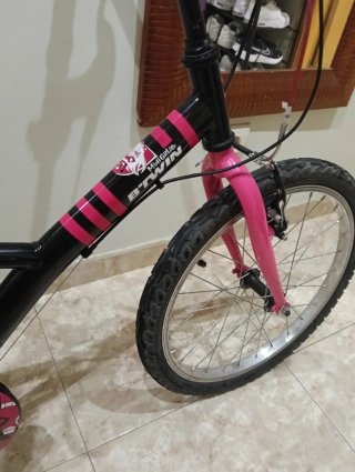 Bicicleta infantil negra y rosa