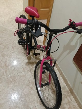 Bicicleta infantil negra y rosa