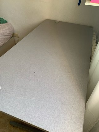 Mesa de escritorio gris y blanca
