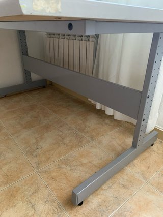 Mesa de escritorio gris y blanca