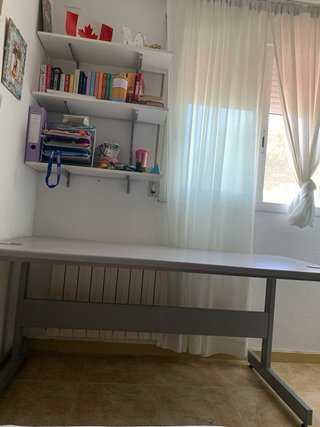 Mesa de escritorio gris y blanca