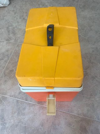 Nevera portátil naranja y amarilla