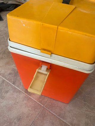 Nevera portátil naranja y amarilla