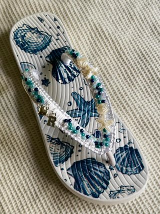 Chanclas bordadas con conchas y estrellas