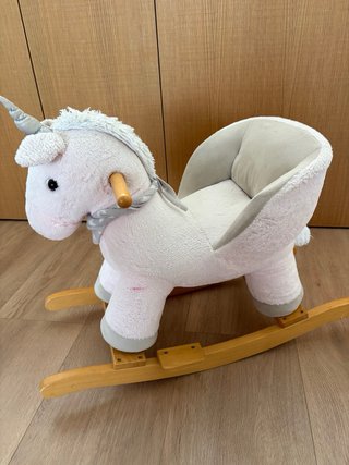 Unicornio balancín de peluche