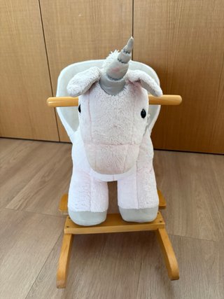 Unicornio balancín de peluche