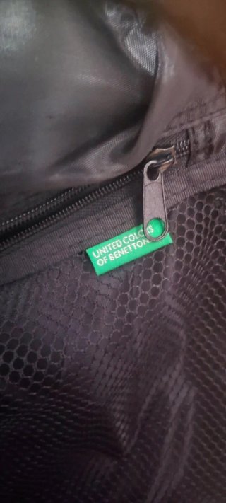 Maleta de viaje United Colors of Benetton con rued