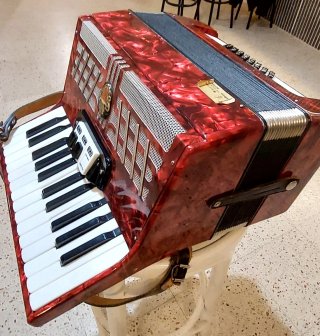Acordeón Rojo Brillante con Estuche