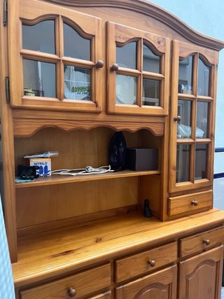 Mueble aparador de madera con vitrina