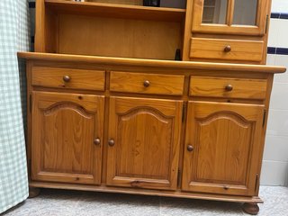 Mueble aparador de madera con vitrina