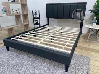 Cama moderna con cabecero acolchado, resistente