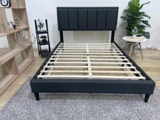 Cama moderna con cabecero acolchado, resistente