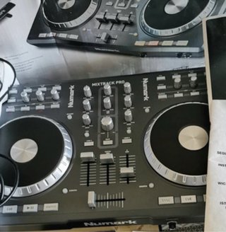 Mesa dj Numark Mixtrack Pro DJ
