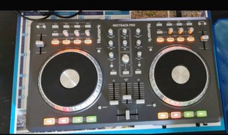 Mesa dj Numark Mixtrack Pro DJ