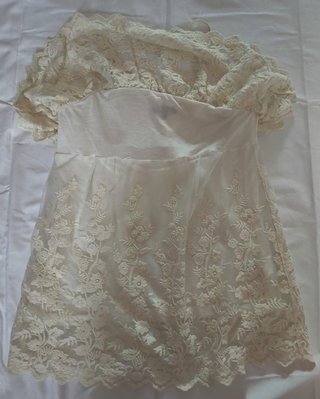 Top de encaje y volantes Massimo Dutti (Talla S)