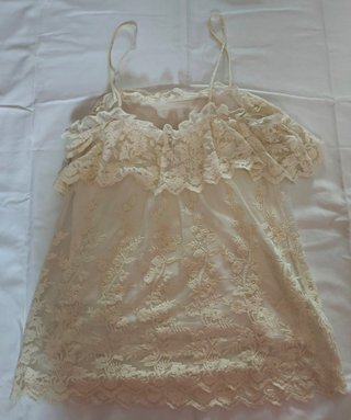 Top de encaje y volantes Massimo Dutti (Talla S)