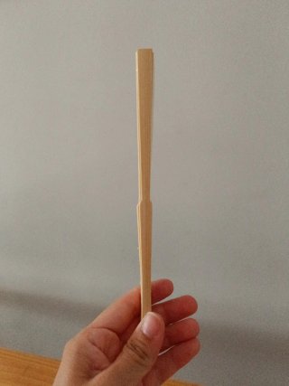 48 abanicos de papel blanco. SIN MARCA.