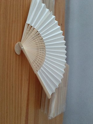 48 abanicos de papel blanco. SIN MARCA.