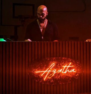 Dj con equipo de música