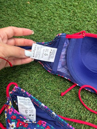 Bikini floral azul con ribete rojo