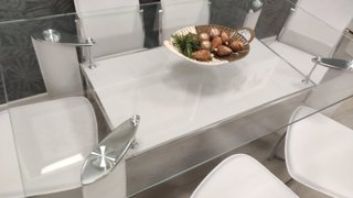 Mesa de cristal y 6 sillas blancas